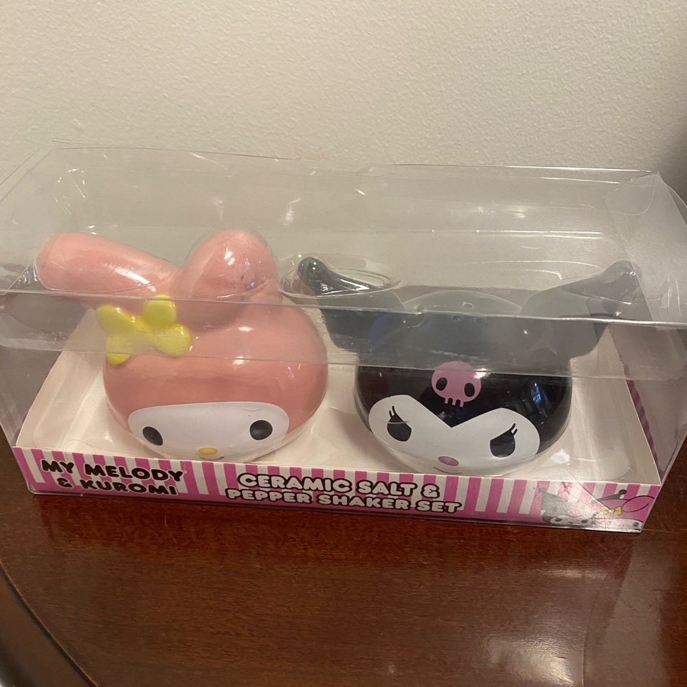 Hello Kitty ceramic salt & bath pepper shakers